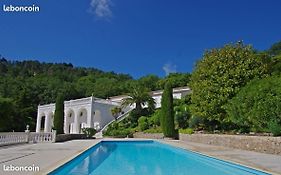 Chambre Luxueuse Avec Immense Piscine Vue Sur La Baie De Cannes Et L Esterel Avec Possibilite De Cabine 3 Personnes